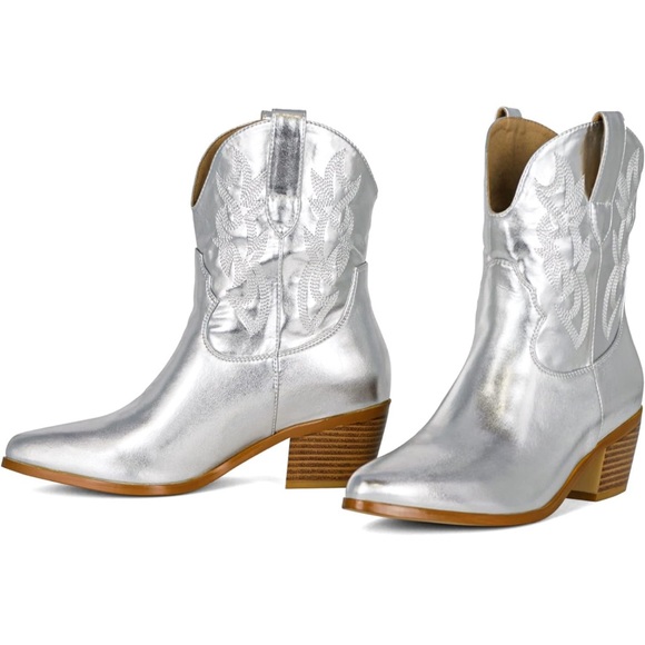 Only worn once metallic silver cowboy boots. Women's Size 9 - Picture 1 of 3